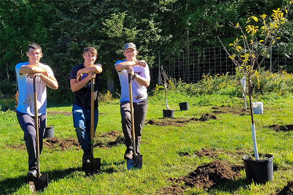 Trinity-Pawling students working on the Institutes for Environmental Stewardship
